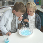 kinderen doen proefjes in het kinderlab