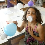 kinderen doen proefjes in het kinderlab